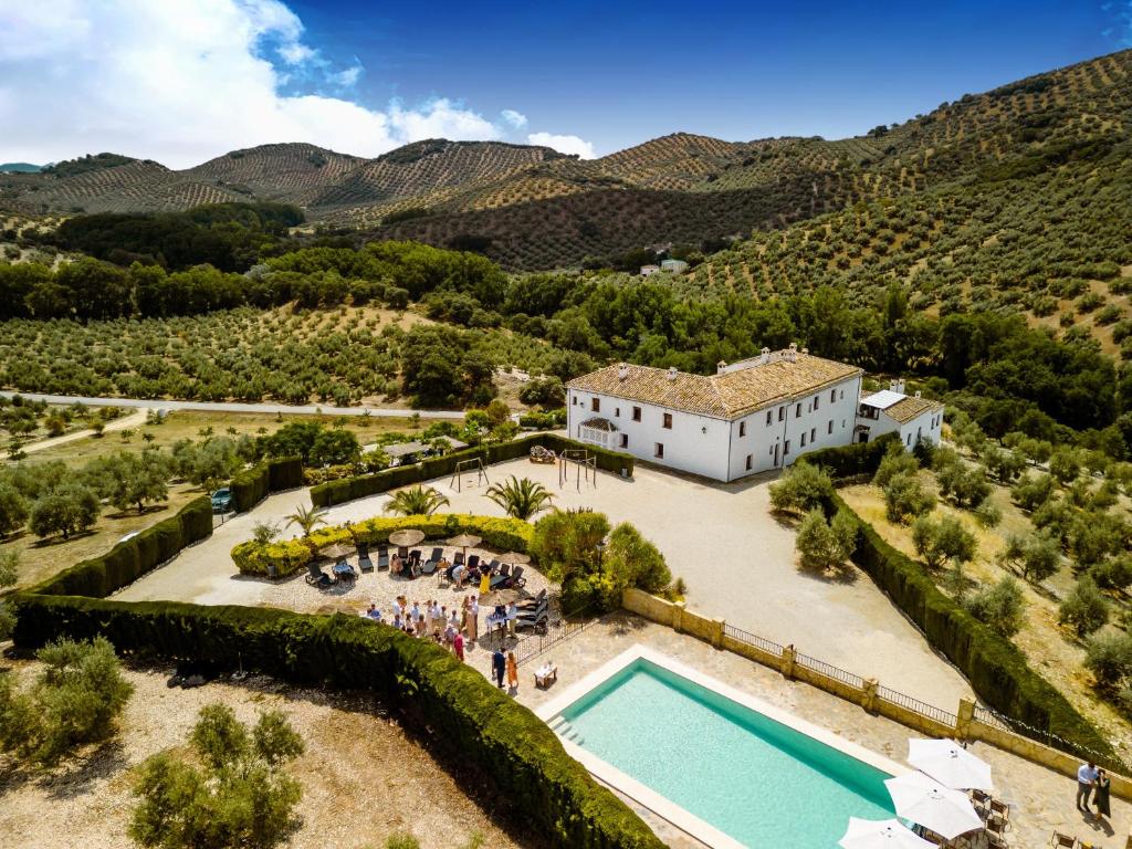 普里埃格·德·科尔多巴Cortijo La Presa的享有带游泳池的别墅的空中景致