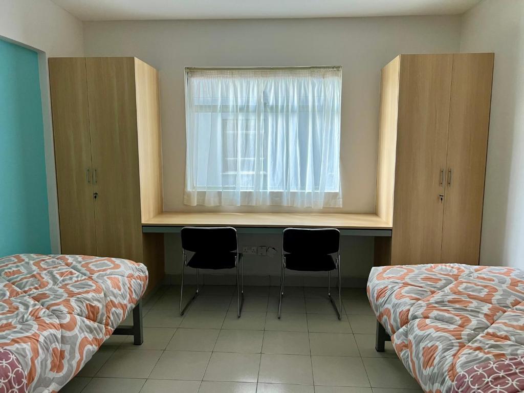 内罗毕ADANA PODS的一间卧室配有书桌,窗户配有两把椅子