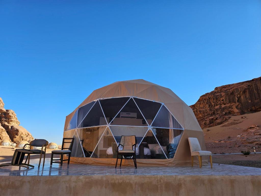 瓦迪拉姆Sama Rum Camp的沙漠中带椅子的圆顶帐篷