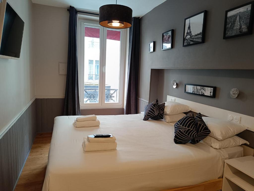 巴黎Hôtel Apollo Opéra的卧室配有一张大白色床和窗户