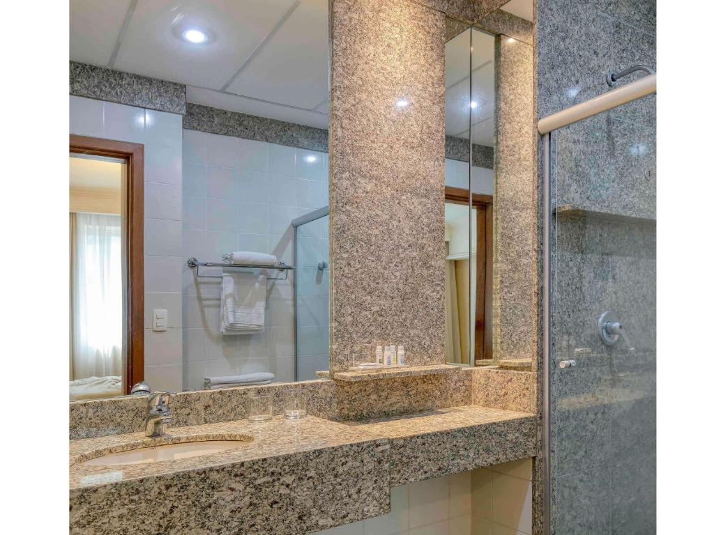 贝洛奥里藏特萨法斯美居BH酒店的一间带水槽和镜子的浴室