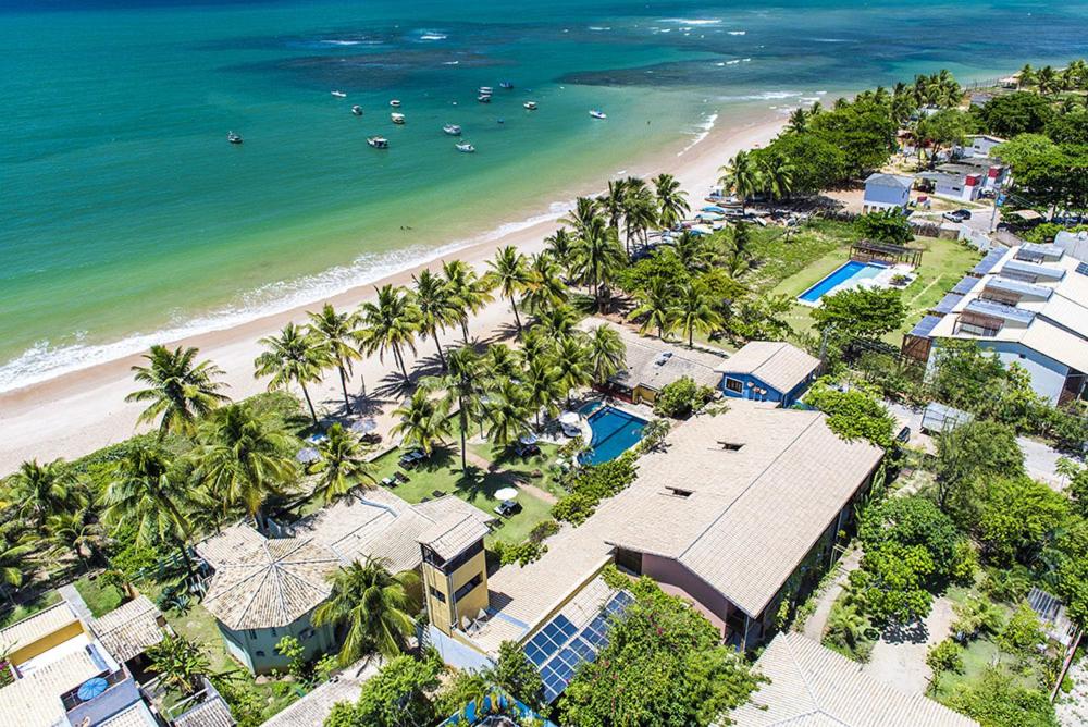 伊塔齐米林加姆旅馆的享有棕榈树和建筑海滩的空中景致