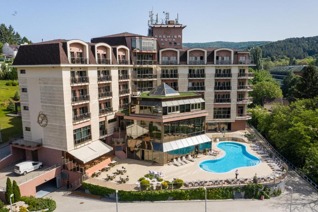维尔蒂尼克Hotel Premier Aqua - Adults Only的享有酒店空中美景,设有游泳池