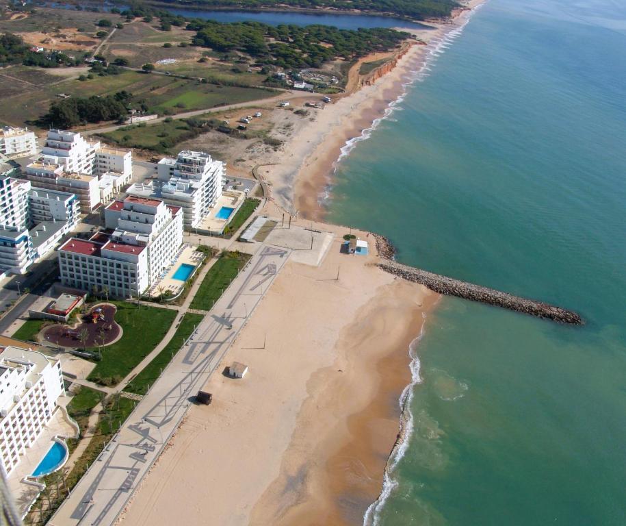 奎特里拉卡蒂尔公寓式酒店的享有海滩的空中海景
