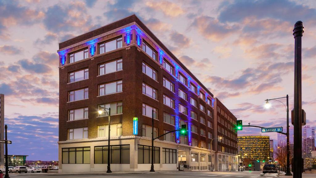 堪萨斯城Holiday Inn Express - Kansas City Downtown, an IHG Hotel的蓝色和紫色的建筑