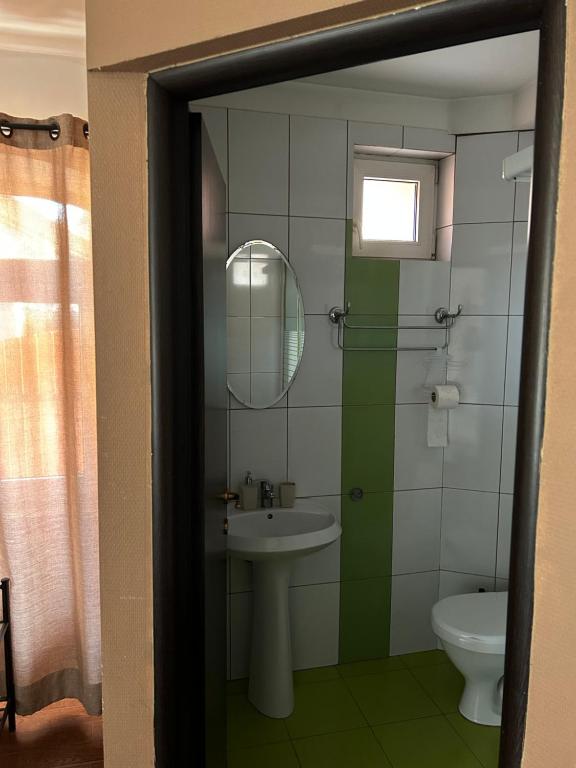 布拉索夫SIAN Sanctuary Villa的一间带水槽、镜子和卫生间的浴室