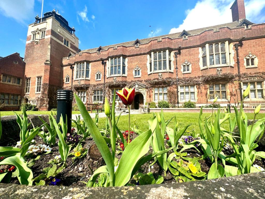 剑桥Westminster College的花在建筑物前的花园中