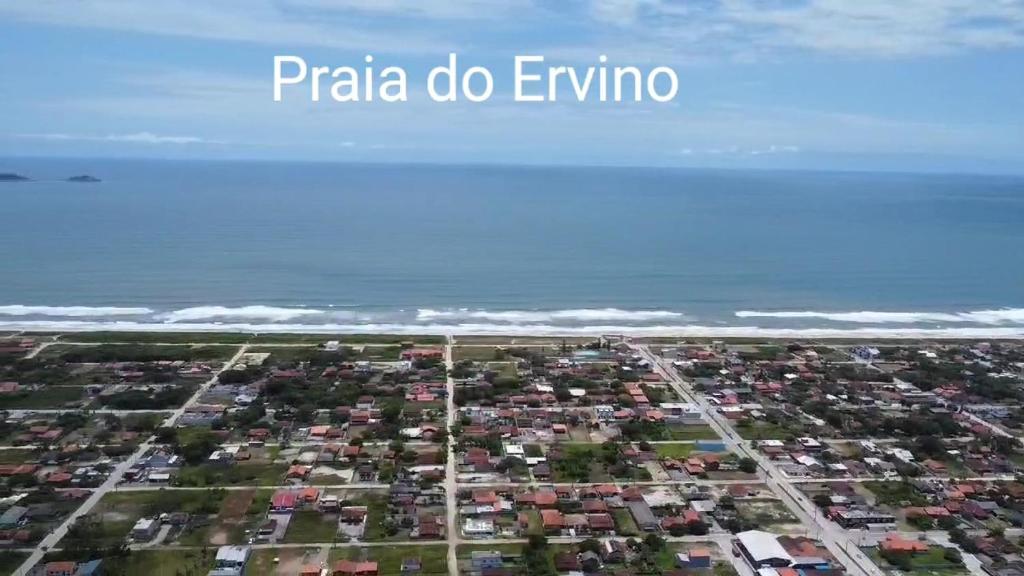 南圣弗朗西斯科Casa de Veraneio em São Francisco do Sul - Praia do Ervino的城市里说着白话