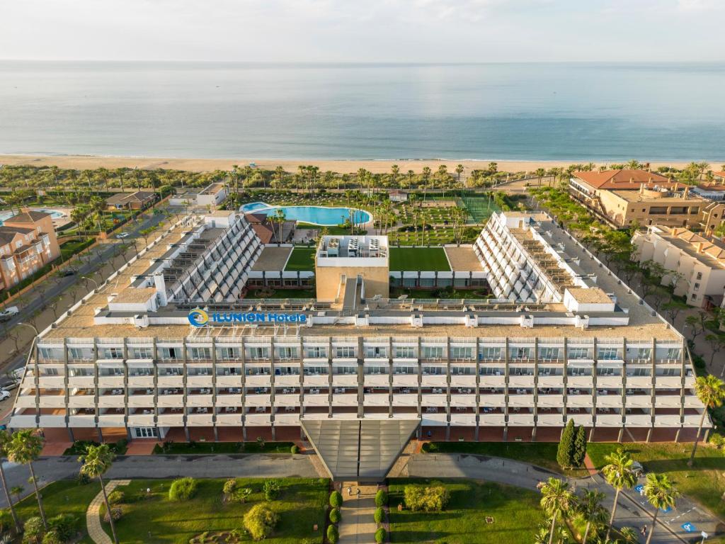 伊斯兰蒂拉伊斯兰蒂拉吕尼翁酒店的建筑的空中景观,背景是海洋