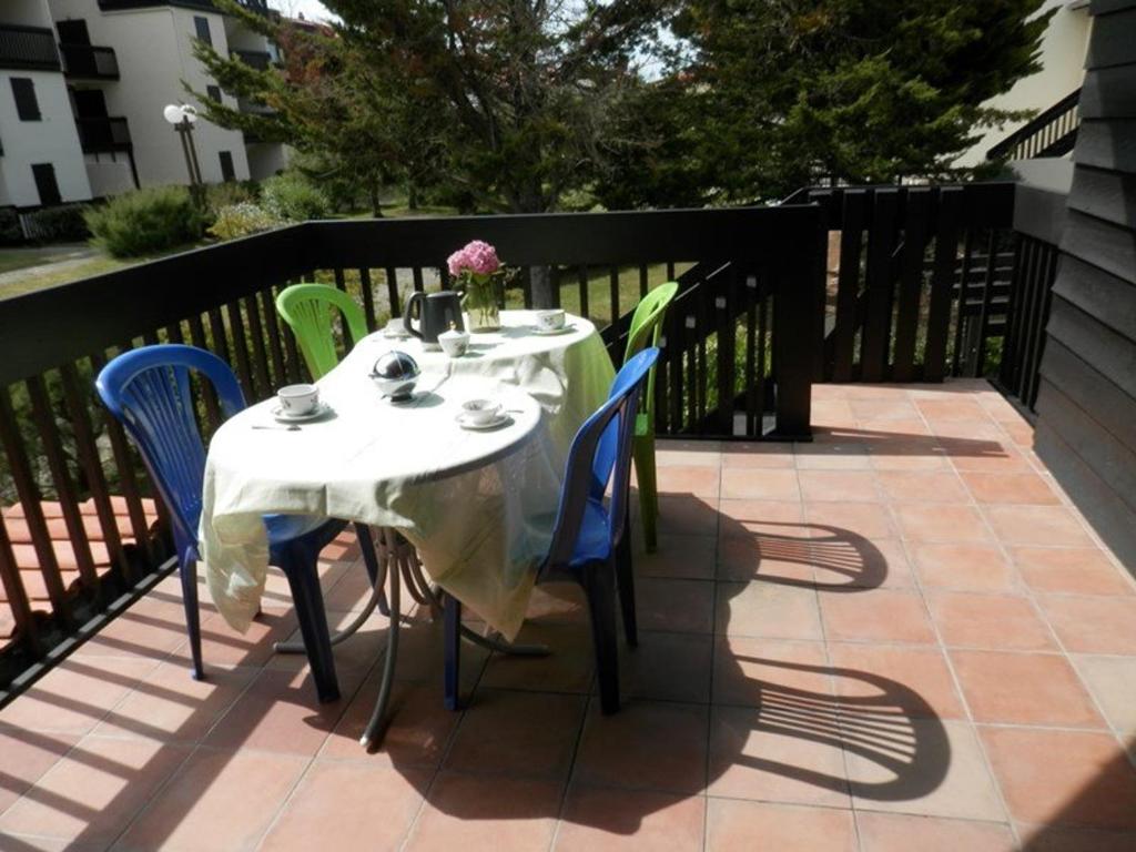 布科·莱斯白老城Appartement Vieux-Boucau-les-Bains, 2 pièces, 6 personnes - FR-1-379-16的天井上摆放着桌椅