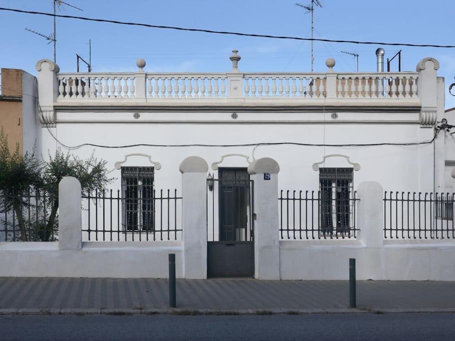菲格拉斯Can Baldoyra de Figueres的一座白色的建筑,上面设有一个阳台