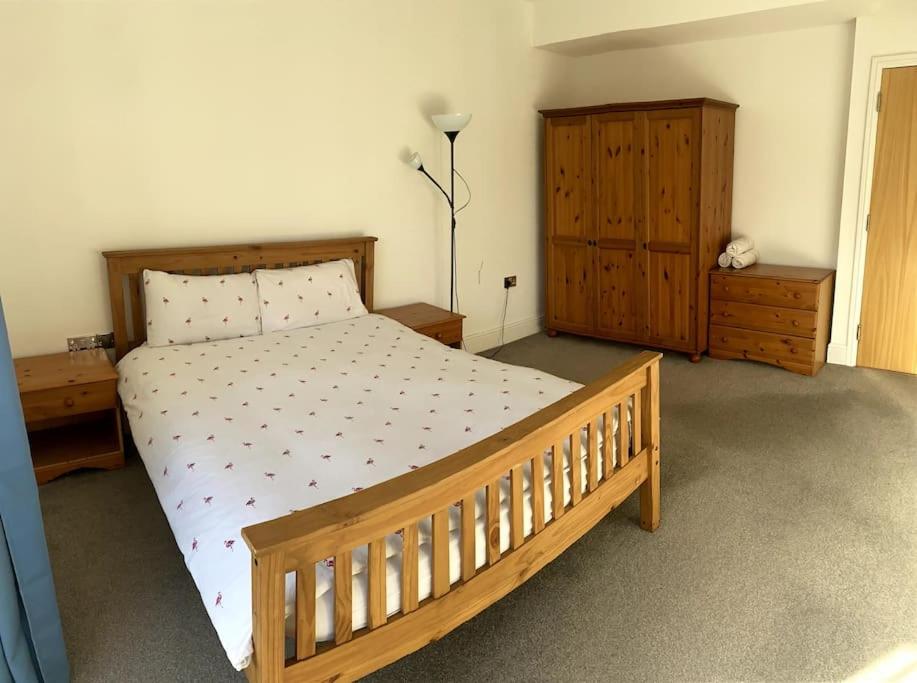 诺丁汉Huge Flat Sleeps 6+ free parking的一间卧室配有木床和梳妆台