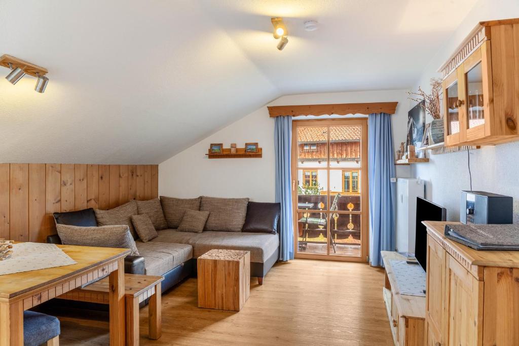 巴特科尔格鲁布Haus Alpenquelle Seeblick的客厅配有沙发和桌子