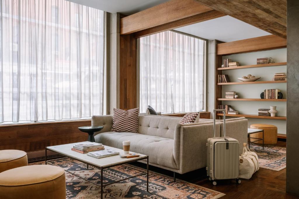纽约Sonder Duane Street的客厅配有沙发和桌子
