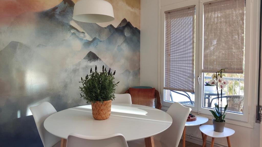 里贝斯的弗里瑟El Cau de Ribes的一间配备有白色桌椅的用餐室