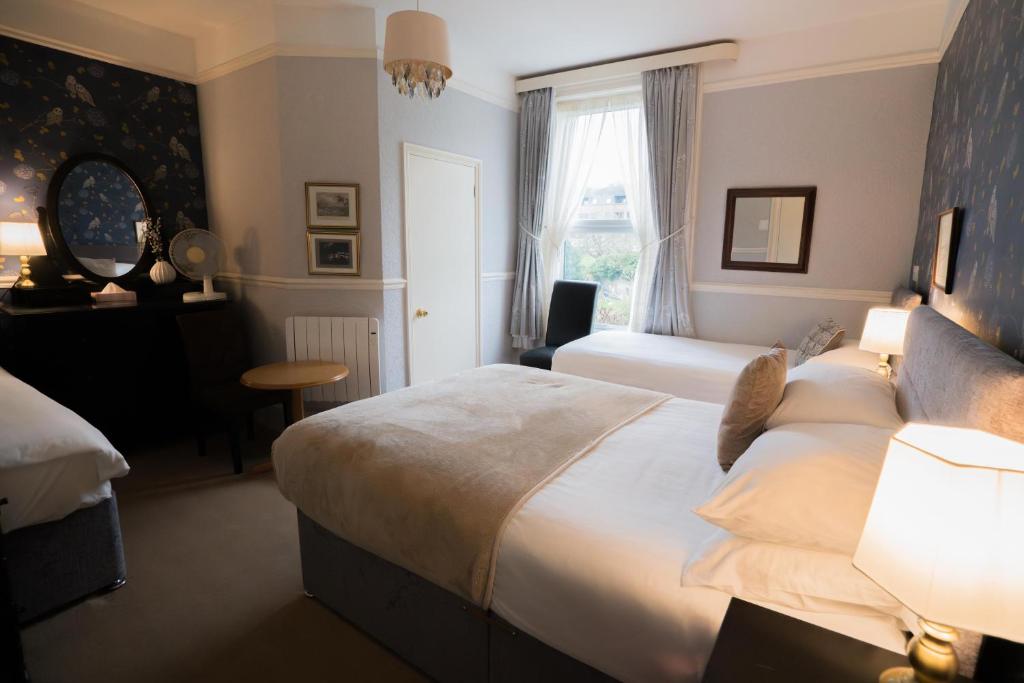 多佛尔迪乌豪宅酒店的酒店客房设有两张床和窗户。
