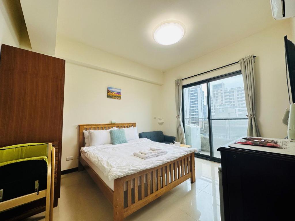 竹北新竹比斯 Hsinchu Peace的一间卧室设有一张床和一个大窗户
