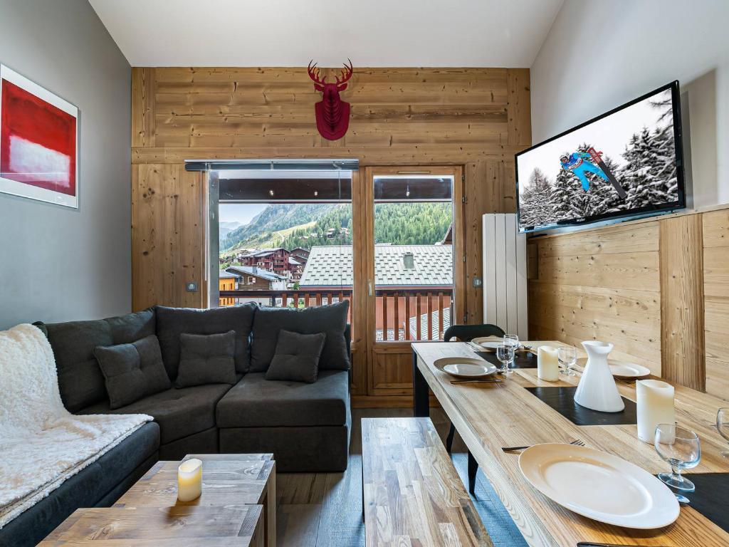 瓦勒迪泽尔Appartement Val-d'Isère, 4 pièces, 8 personnes - FR-1-567-9的客厅配有沙发和桌子