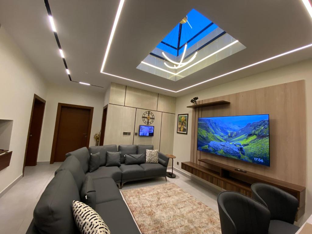 拉瓦尔品第Firefly Retreat-your home away from home的带沙发和平面电视的客厅
