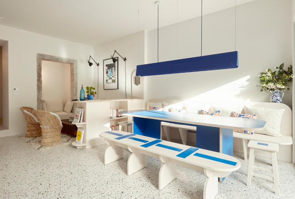 里斯本Casa Pavão的客厅配有蓝色和白色的桌子和长凳