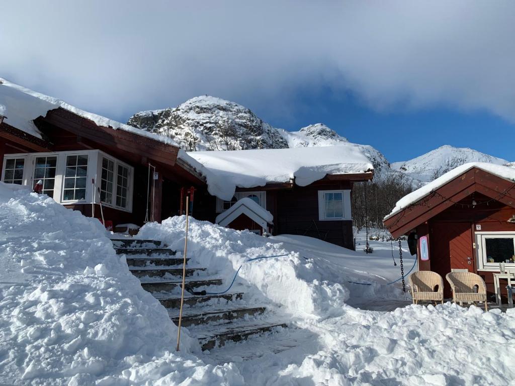 海姆瑟达尔Roni Chalet Hemsedal - Holdeskaret的一堆楼梯,积雪覆盖的房子