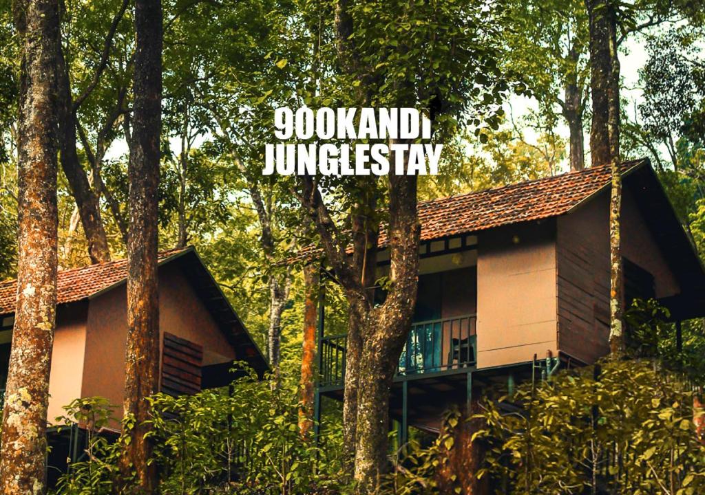 瓦亚纳德Jungle Woods 900kandi的树林里的房子,上面有读书的神地丛林的标志