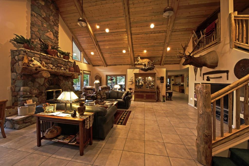 埃迪Rocky Point Ranch的大型客厅设有石制壁炉