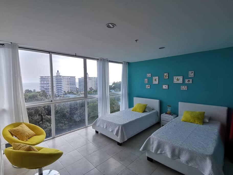 普拉亚科罗纳多Apartamento de playa con vista al mar en coronado的一间卧室设有两张床和大窗户