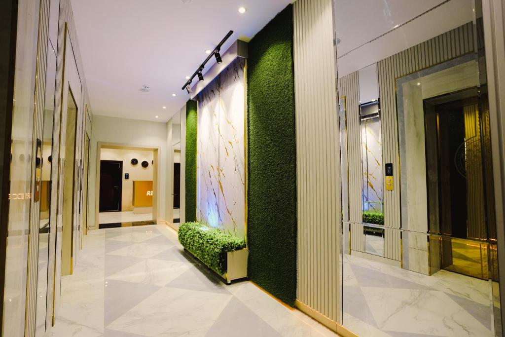 杜尚别BALAND HOTEL DUSHANBE的建筑的走廊,有绿色的墙壁