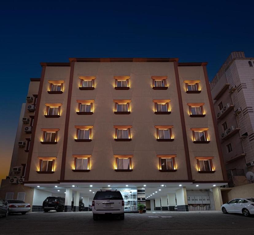 吉达الياسمين的停车场内有带灯光窗户的大型建筑