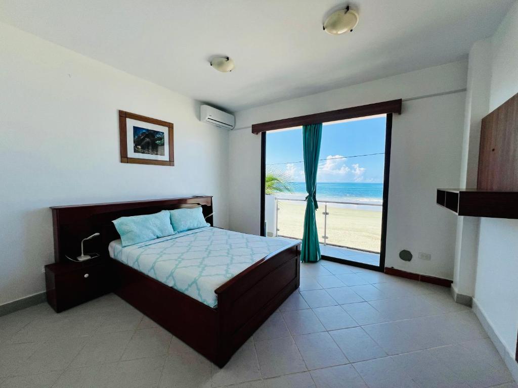 比亚米尔港Hotel Sierra Negra的一间卧室配有一张床,享有海滩美景