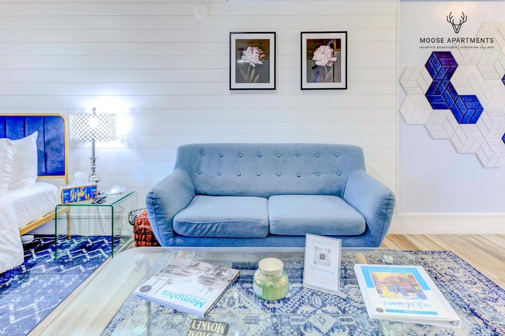 孟菲斯The Moose #3 - Modern Luxe Studio with Free Gated Parking & Wifi的客厅配有蓝色的沙发和桌子