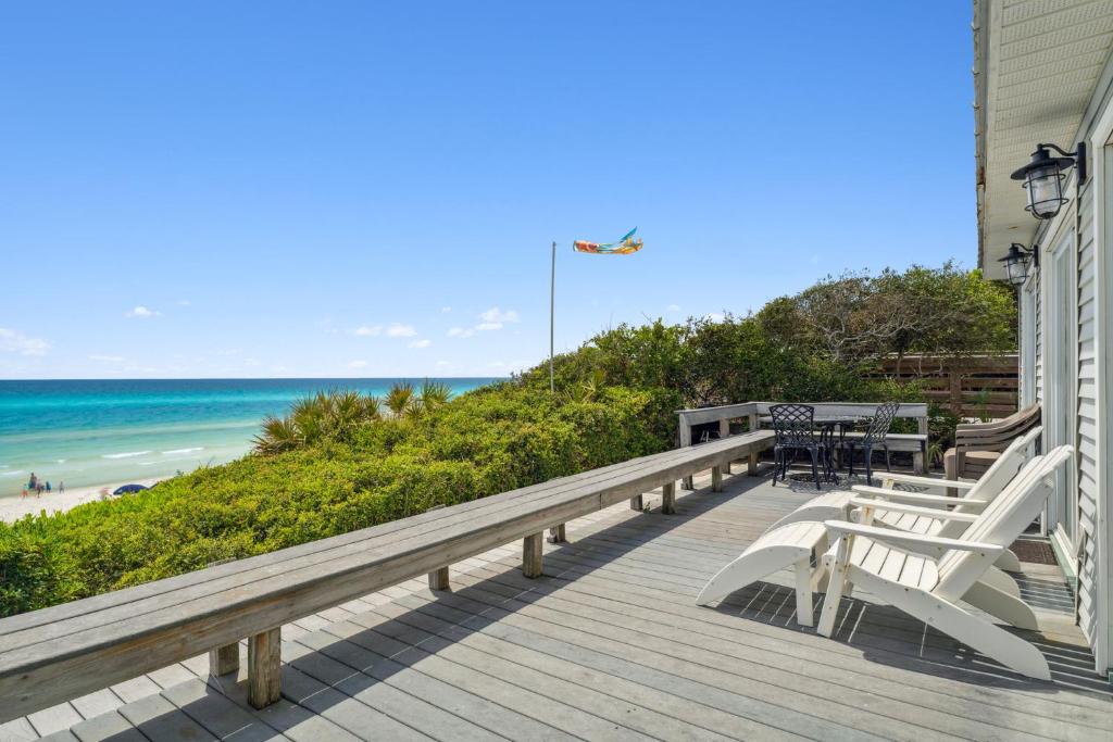 SeacrestDolphin Watch 4的一个带桌椅的门廊和海滩