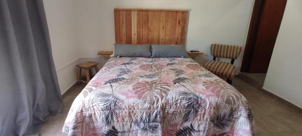 福尔摩沙La Plaza的一间卧室配有一张带五颜六色棉被的床