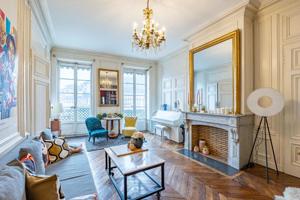 里昂Appartement Haussmannien d’Artiste, exception, quai de Saône balcon+Parking的客厅设有壁炉和镜子