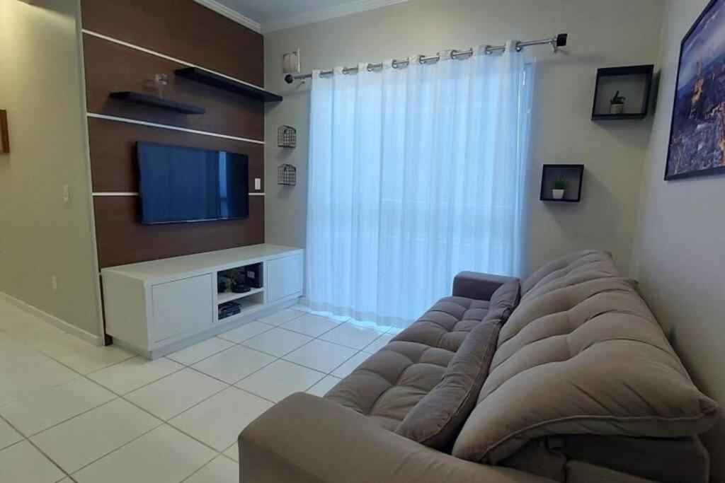 弗洛里亚诺波利斯Apartamento Safira / Praia dos ingleses的带沙发和平面电视的客厅