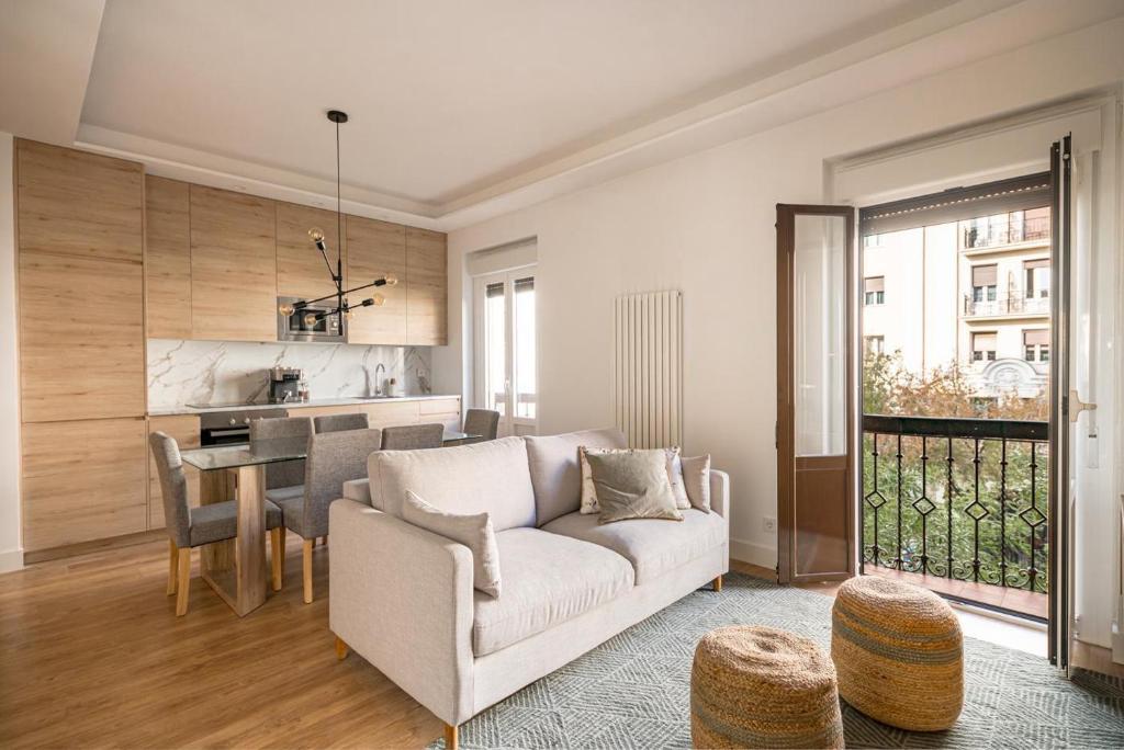 马德里NEW, Modern and Luxurious, 3BR Apt的客厅配有沙发和桌子