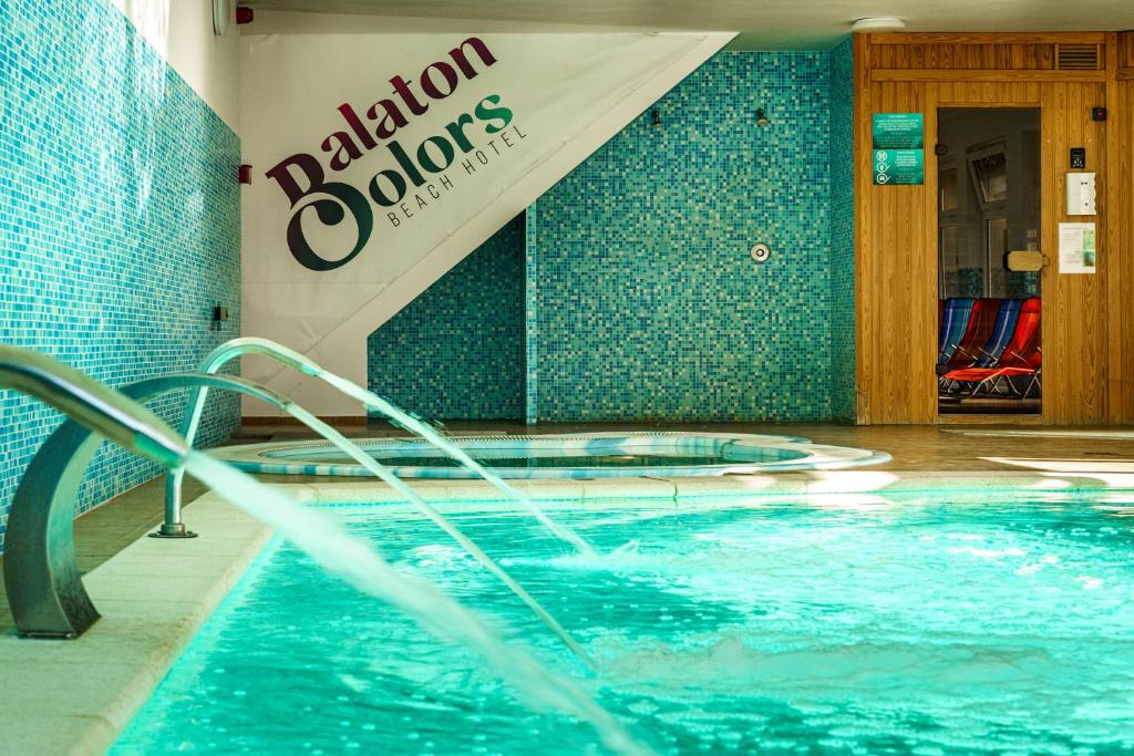 希欧福克Balaton Colors Beach Hotel的带有读过麦芽汁的标志的游泳池