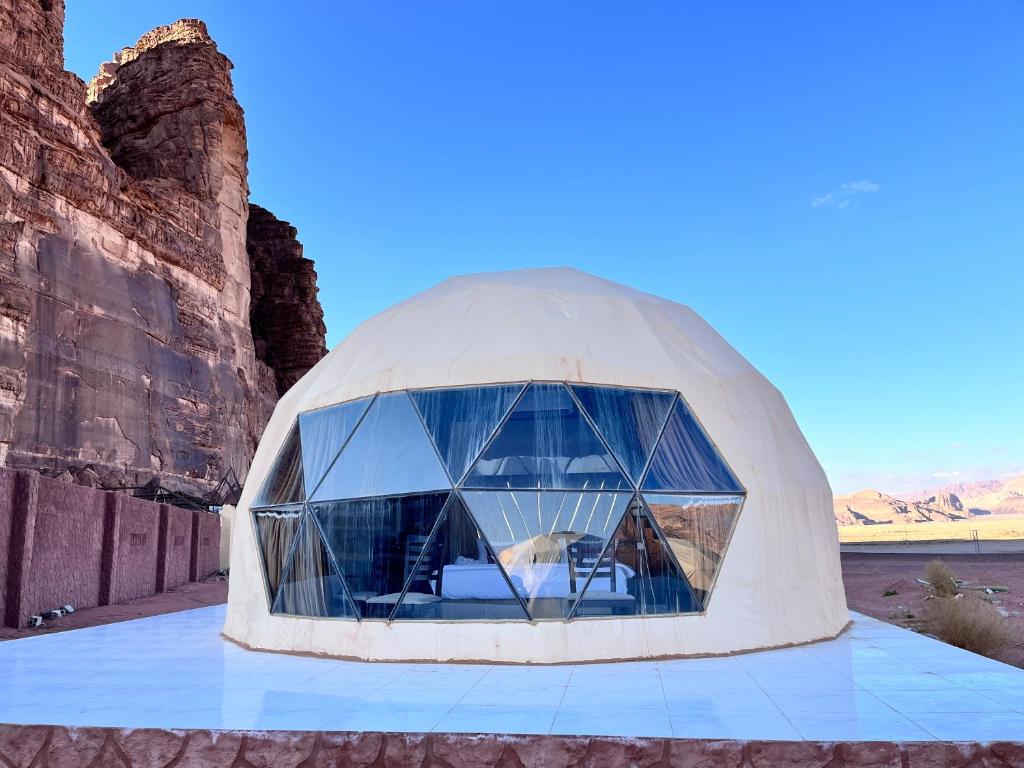 瓦迪拉姆Rum luxury star的沙漠中的圆顶房屋,设有大窗户