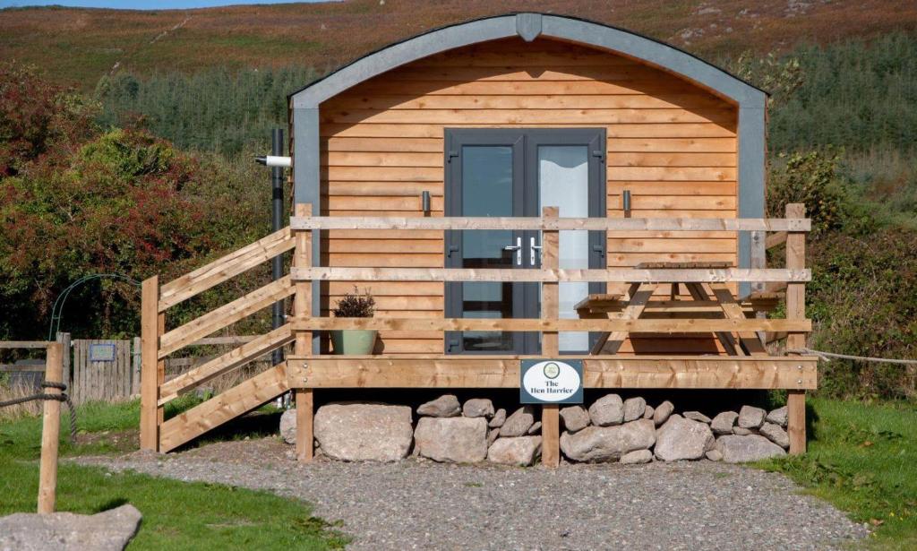 邓加文The Hen Harrier - 4 Person Luxury Glamping Cabin的小木屋设有门和门