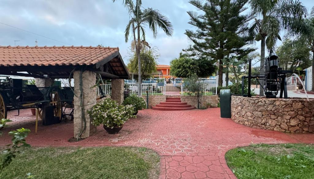 西尔韦斯Quinta Jardim das Palmeiras, T2 n 8 , Algoz的一条砖砌的走道,上面有凉亭和棕榈树