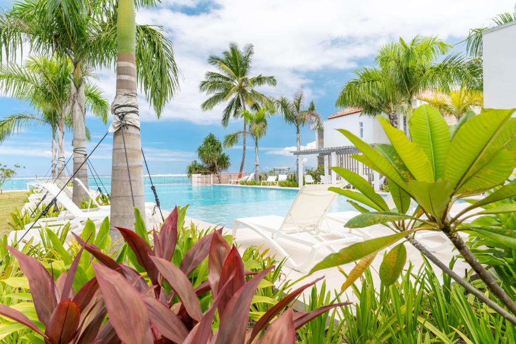 PaeaTropical paradise luxury的一个带游泳池和棕榈树的度假村
