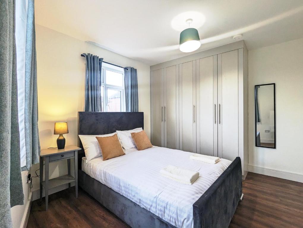 约克Rooms Near City Centre Private Bath Free Parking的一间卧室设有一张大床和一个窗户。