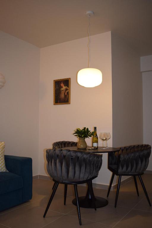 利马索尔T&L Apartments Agiaos Tychonas的客厅配有桌子和蓝色沙发
