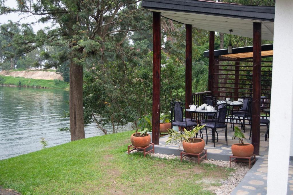 RubavuLa Casa Nostra Rubavu的湖畔凉亭配有桌椅