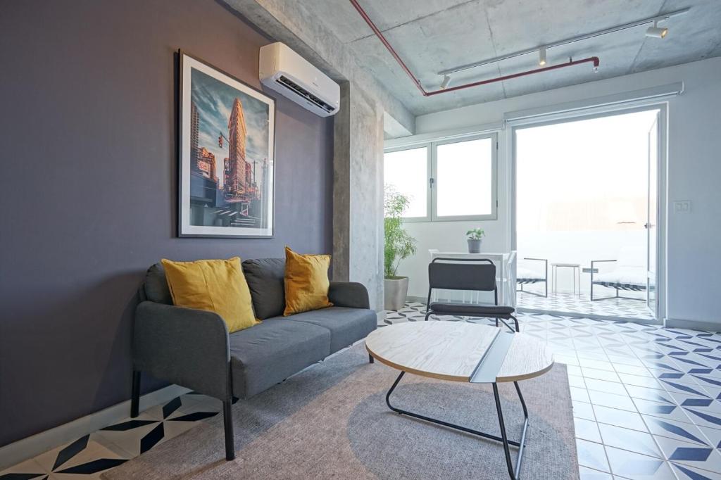 巴拿马城Casa Contemporánea by Wynwood House的客厅配有沙发和桌子