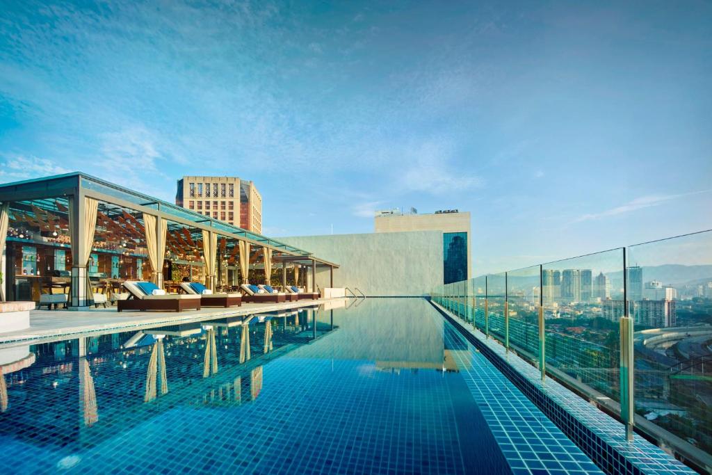 吉隆坡吉隆坡·觅酒店，傲途格精选的建筑物屋顶上的游泳池