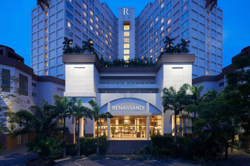 新山Renaissance Johor Bahru Hotel的享有酒店前面棕榈树的景色