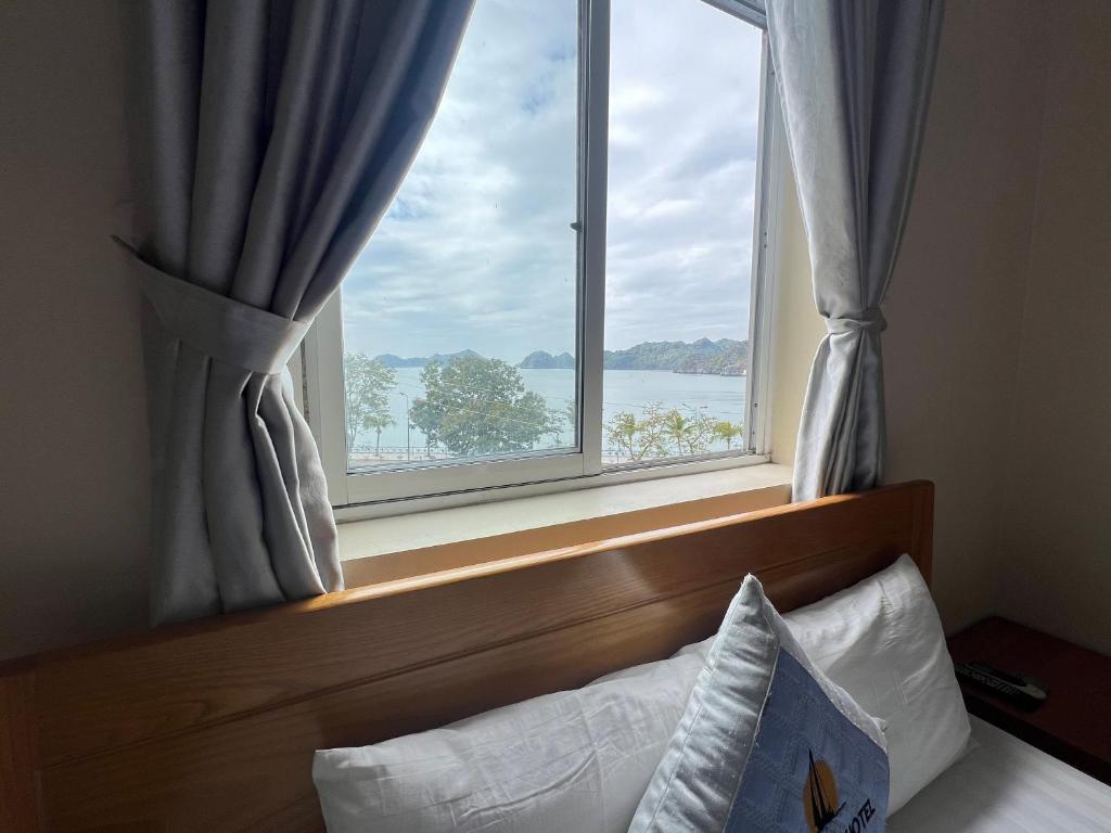 吉婆岛Làng Chài Hotel & Restaurant的一间卧室设有水景窗户
