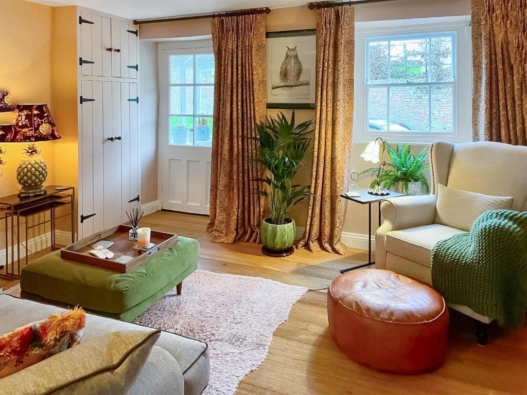 West StourMill View Cottage的客厅配有沙发和椅子